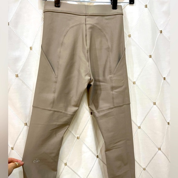 Alo High-Waist Airlift 4 Pocket Utility Legging - Picture 4 of 7